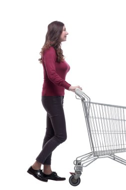 Yan görünüş. Alışveriş arabasını iten sıradan bir genç kadın.