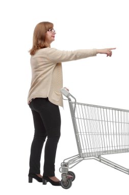 Yan görünüş. Alışveriş arabalı bir kadın seni davet ediyor.