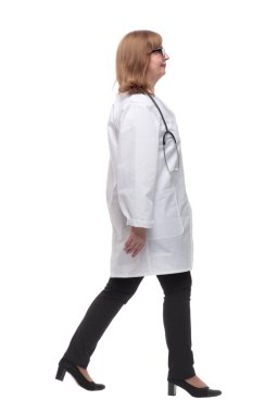 Yan görünüş. Nitelikli bir kadın sağlık görevlisi yardıma koşuyor.