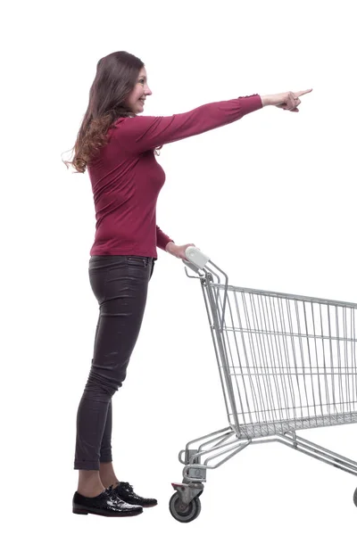 Vista lateral. jovem mulher casual empurrando carrinho de compras — Fotografia de Stock