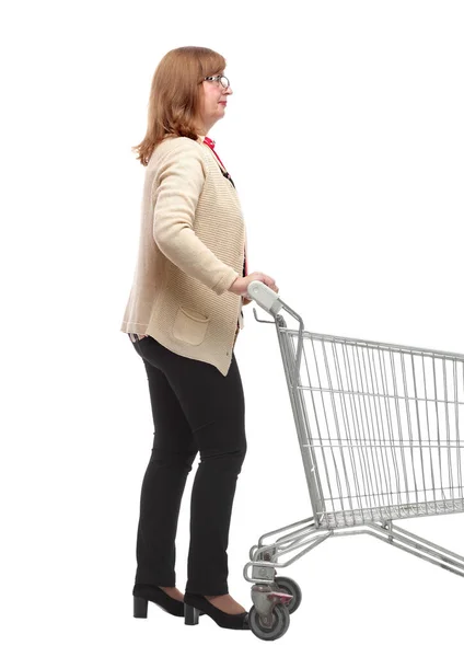 Vista laterale. donna con un carrello della spesa guardando avanti — Foto Stock