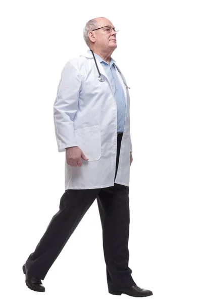 I full tillväxt. en läkare med stetoskop som går framåt — Stockfoto