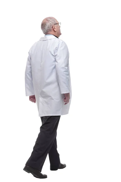 Zadní pohled. starší lékař se stetoskopem kráčející vpřed — Stock fotografie