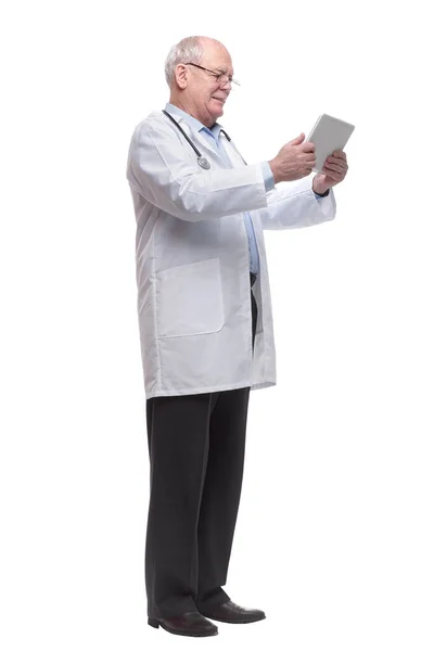 En pleno crecimiento. médico senior con una tableta digital — Foto de Stock