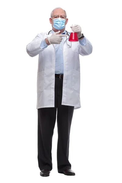 W pełnym wzroście. lekarz wskazuje płyn w kolbie laboratoryjnej — Zdjęcie stockowe