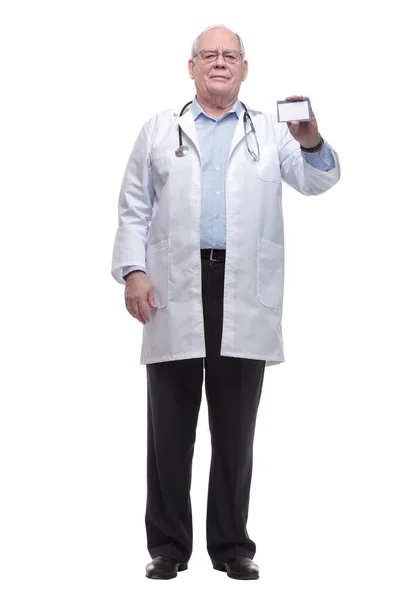 In full growth. doctor in protective mask showing his visiting card. — Stock Photo, Image
