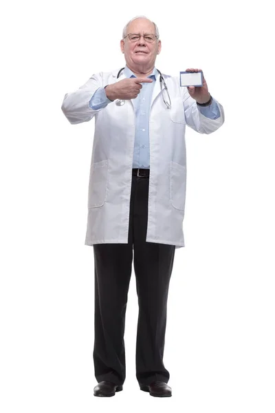 I full tillväxt. läkare i skyddsmask som visar sitt visitkort. — Stockfoto