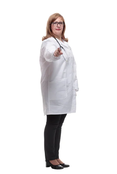 Zijaanzicht. een vriendelijke vrouwelijke arts die naar je kijkt — Stockfoto