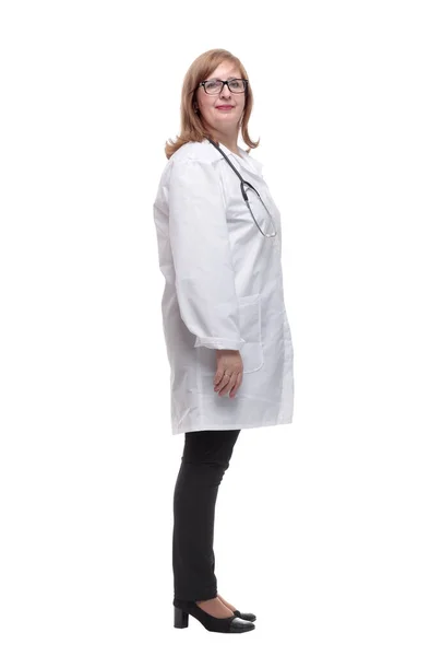 Seitenansicht. Ernsthafte Sanitäterin blickt auf eine weiße Leinwand — Stockfoto