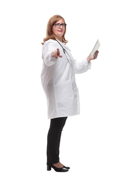 사이드 뷰. 디지털 태블릿을 사용하는 여성 치료사 — 스톡 사진