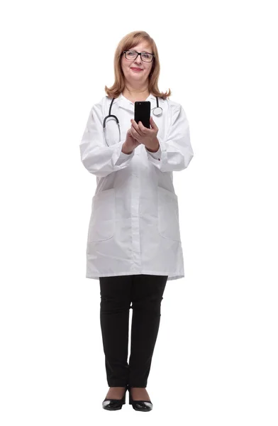 여자 의사가 스마트폰 화면을 보고 있습니다. — 스톡 사진
