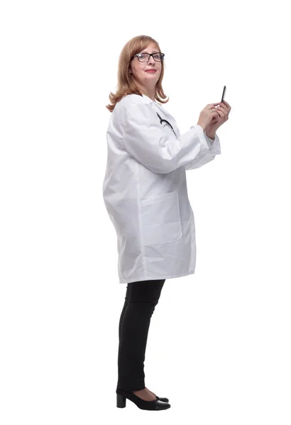 Boční pohled. kvalifikovaná žena lékař pomocí svého smartphonu — Stock fotografie