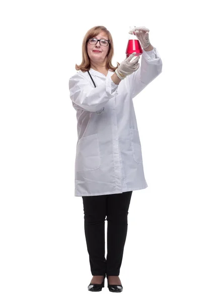 В полном росте. женщина-врач с лабораторной колбой — стоковое фото