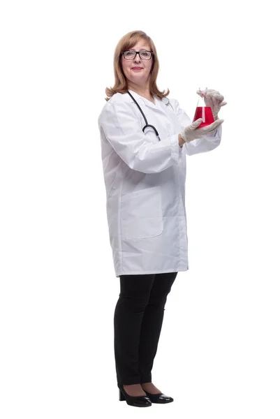 W pełnym wzroście. kobieta lekarz patrząc na płyn w kolbie laboratoryjnej — Zdjęcie stockowe