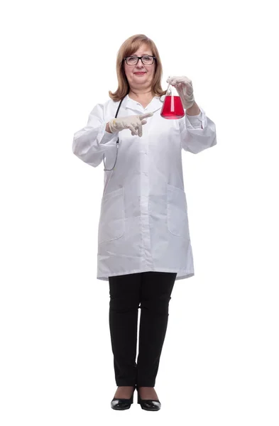 Seitenansicht. Lächelnder Arzt zeigt auf eine Laborflasche — Stockfoto