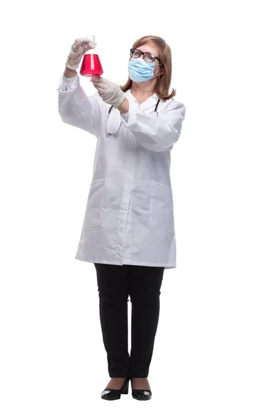 Terapeuta con una máscara protectora que muestra los resultados de la prueba —  Fotos de Stock