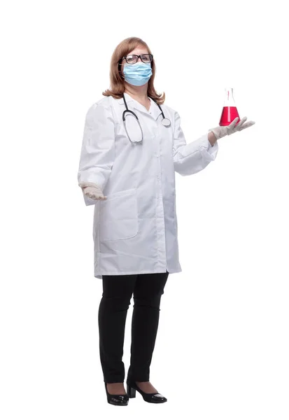Viroloog in een beschermend masker met de testresultaten. — Stockfoto