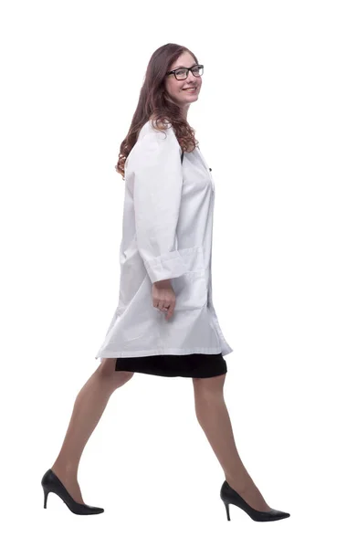 Sidovy. en leende kvinnlig läkare som går framåt — Stockfoto