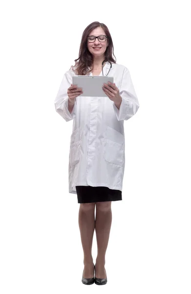 디지털 태블릿 화면을 보고 있는 여성 의사 — 스톡 사진