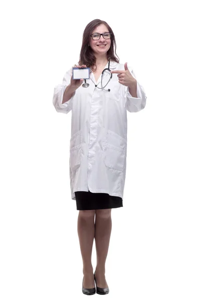 Sorrindo médico mulher mostrando seu cartão de visita — Fotografia de Stock