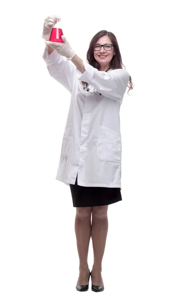 In piena crescita. terapista femminile sorridente con una fiaschetta da laboratorio — Foto Stock