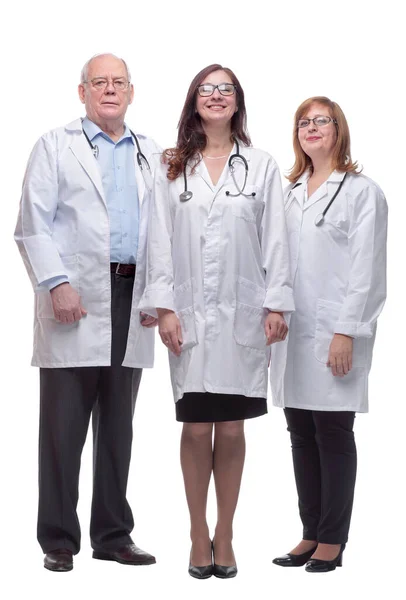 Grupo de médicos qualificados mostrando seu cartão de visita — Fotografia de Stock