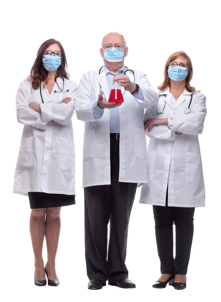 Groep van verschillende artsen die een kolf met testresultaten tonen — Stockfoto