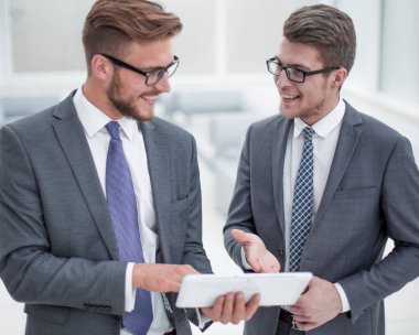 Dijital tablet ekranına bakan iki meslektaşım