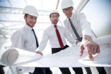 mimarlar yeni proje taslaklarını tartışıyor