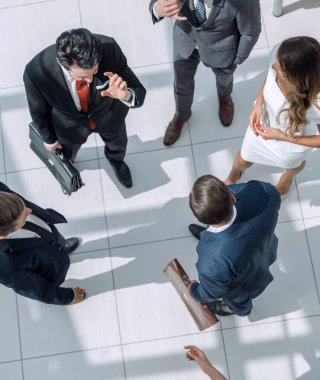 Üst düzey yöneticiler. Bir grup iş adamı mermer zeminde duruyorlar..