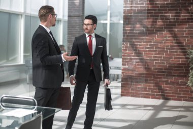 Müdür müşteriyle banka ofisinde buluşur..