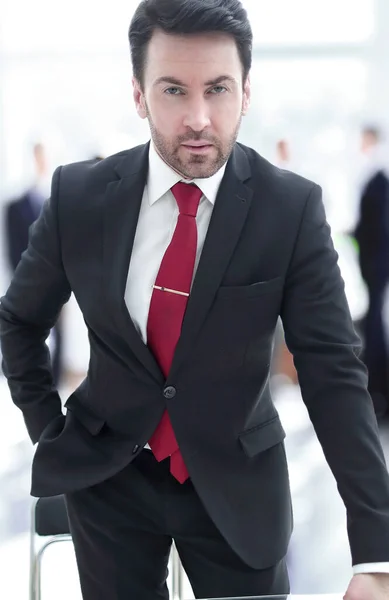 Hombre de negocios serio de pie en la sala de conferencias — Foto de Stock