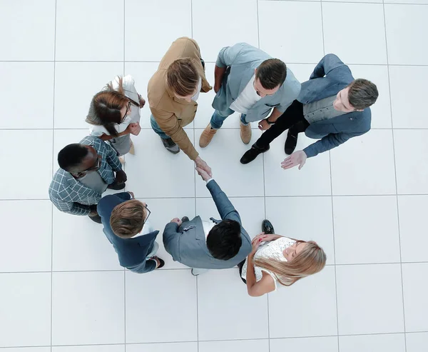 Top view.business team e stretta di mano dei partner commerciali — Foto Stock