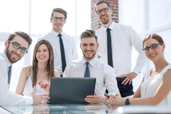 Succesvol business team aan de balie in het kantoor. — Stockfoto