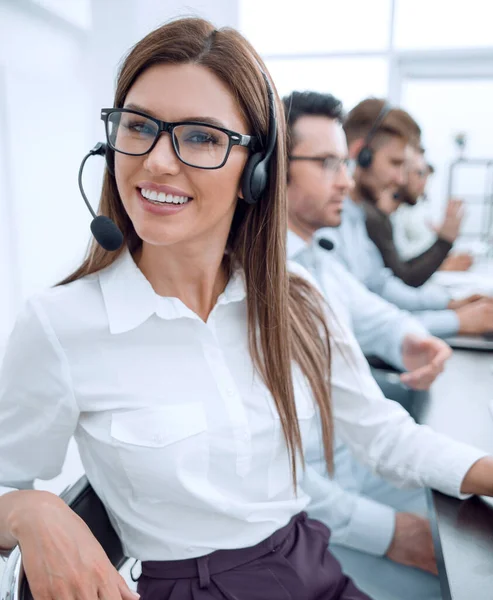 Fecha. call center empregado sentado em sua mesa — Fotografia de Stock