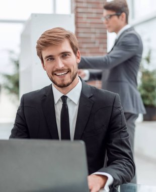 Kapat. Gülümseyen iş adamları masasında oturuyor.