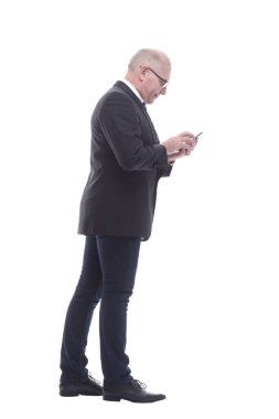 Yan görünüş. İşadamı akıllı telefonundan e-posta okuyor.