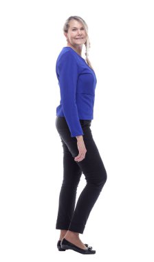 Yan görünüş. Gülümseyen sıradan bir kadın beyaz ekrana bakıyor.