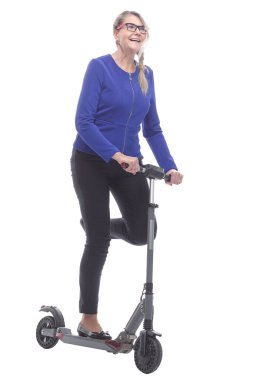 Tam gelişim. Elektrikli scooter kullanan olgun bir kadın..