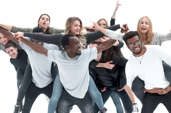 Grupa różnorodnych, kochających zabawę młodych ludzi stojących razem — Zdjęcie stockowe