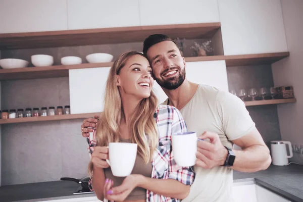 Jong paar verliefd in de keuken in een goede morgen — Stockfoto