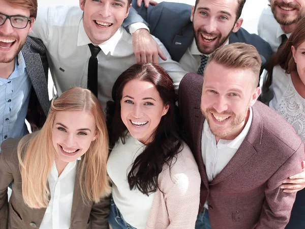 Equipo de jóvenes empresarios exitosos de pie juntos — Foto de Stock