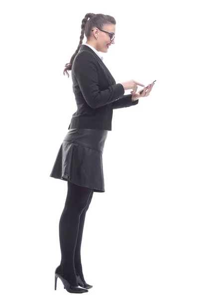 Vista laterale. donna d'affari sorridente che legge un messaggio di testo. — Foto Stock