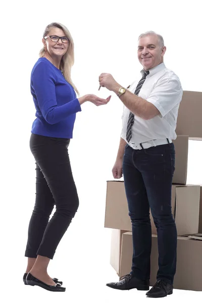 In piena crescita. agente immobiliare consegna le chiavi ad un acquirente felice — Foto Stock