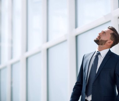 Rüya gören iş adamı fotokopi alanına bakıyor..