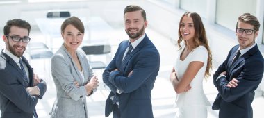 Yan görünüş. Başarılı iş adamları bir arada.