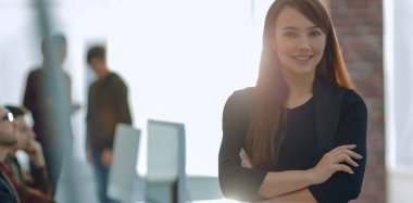 Bulanık arka plan ofisindeki iş kadını