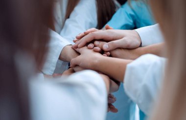 Üst Manzara. Bir grup gülümseyen doktor seni işaret ediyor..