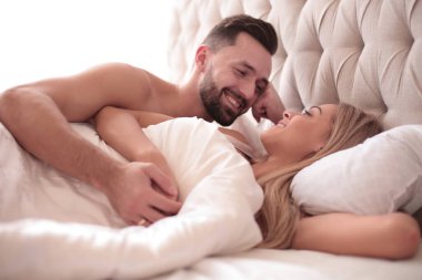 Kapat. Sevgi dolu bir çift birlikte uyanır.