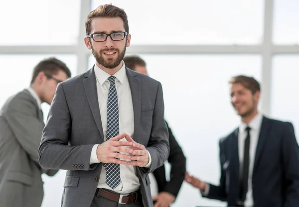 Hombre de negocios sonriente en el fondo de la oficina — Foto de Stock